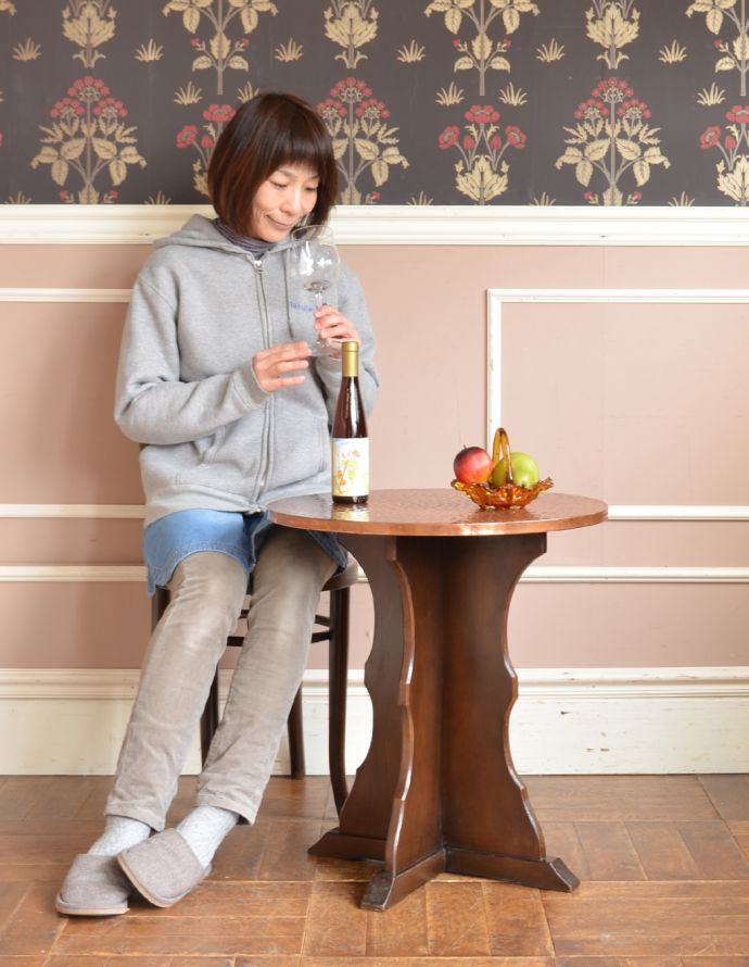 ロイドテーブル アンティーク家具 英国らしいアンティーク家具、銅の天板がお洒落なパブテーブル。お茶やパソコンをするテーブルにピッタリ!使いたいときに使いたいところに持ってこられる気軽さが魅力です。(k-1393-f)