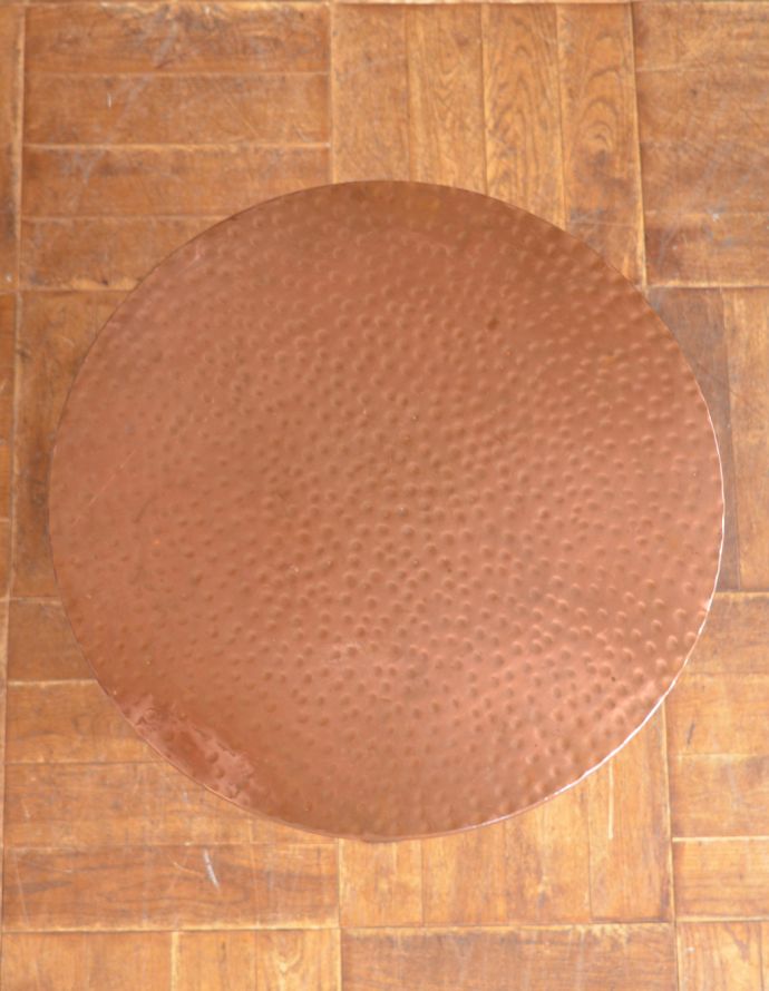 ロイドテーブル アンティーク家具 英国らしいアンティーク家具、銅の天板がお洒落なパブテーブル。真ん丸の天板です。(k-1393-f)