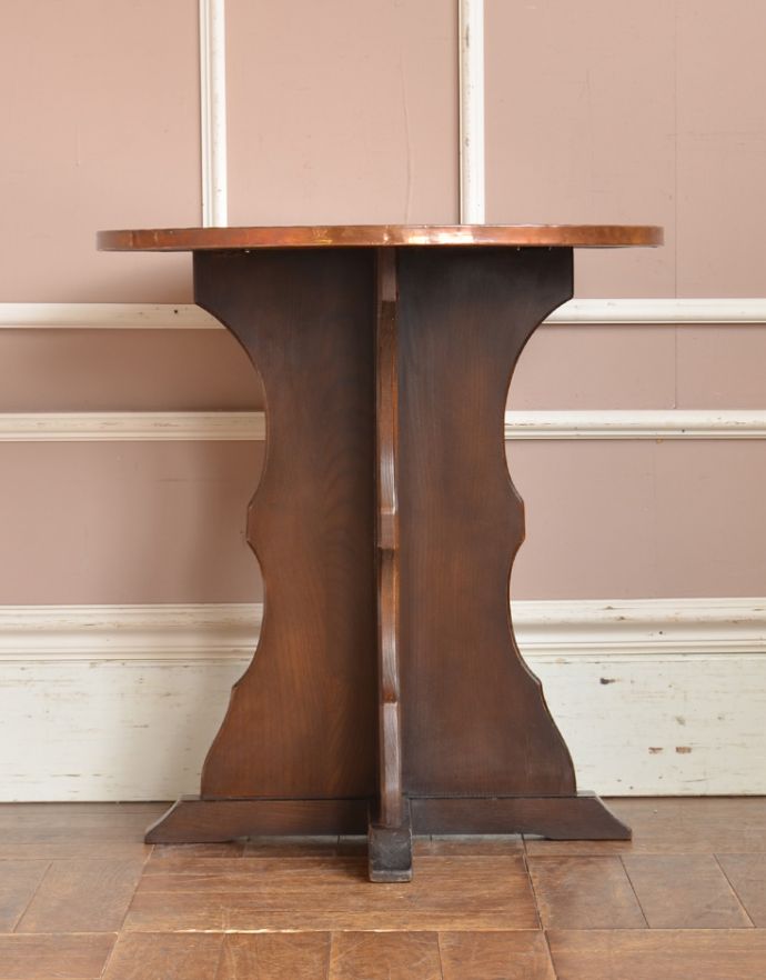 ロイドテーブル アンティーク家具 英国らしいアンティーク家具、銅の天板がお洒落なパブテーブル。アンティークは新品ではないので、経年変化によるキズはありますが、専門の職人によって目立たないようにキレイにお直しをしています。(k-1393-f)