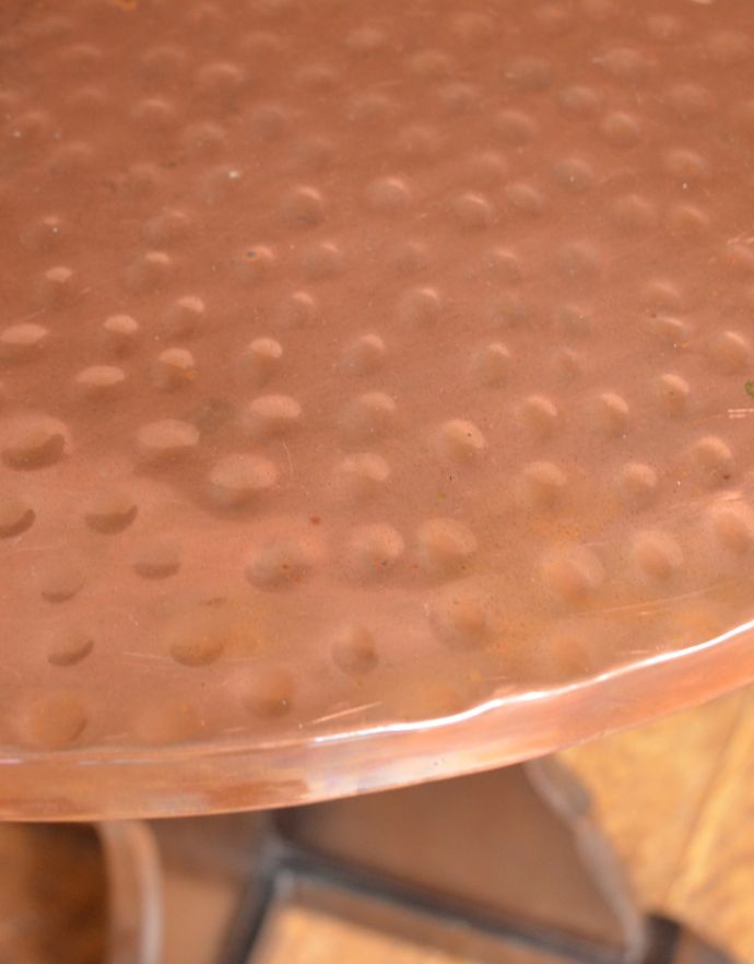 ロイドテーブル アンティーク家具 英国らしいアンティーク家具、銅の天板がお洒落なパブテーブル。ゴールドの天板。(k-1393-f)