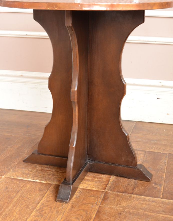 ロイドテーブル アンティーク家具 英国らしいアンティーク家具、銅の天板がお洒落なパブテーブル。お部屋の片隅に置いてあるだけでオシャレな空気に。(k-1393-f)