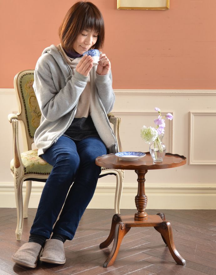 ロイドテーブル　アンティーク家具　英国のアンティーク家具、4本脚のティーテーブル（オケージョナルテーブル）。玄関で花器を飾ったり、ソファの前に持ってくれば、ちょうどいいサイドテーブルに。(k-1394-f)