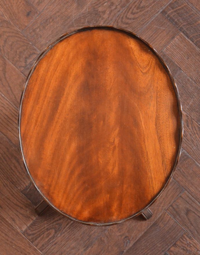 ロイドテーブル　アンティーク家具　英国のアンティーク家具、4本脚のティーテーブル（オケージョナルテーブル）。天板もキレイに仕上げました。(k-1394-f)