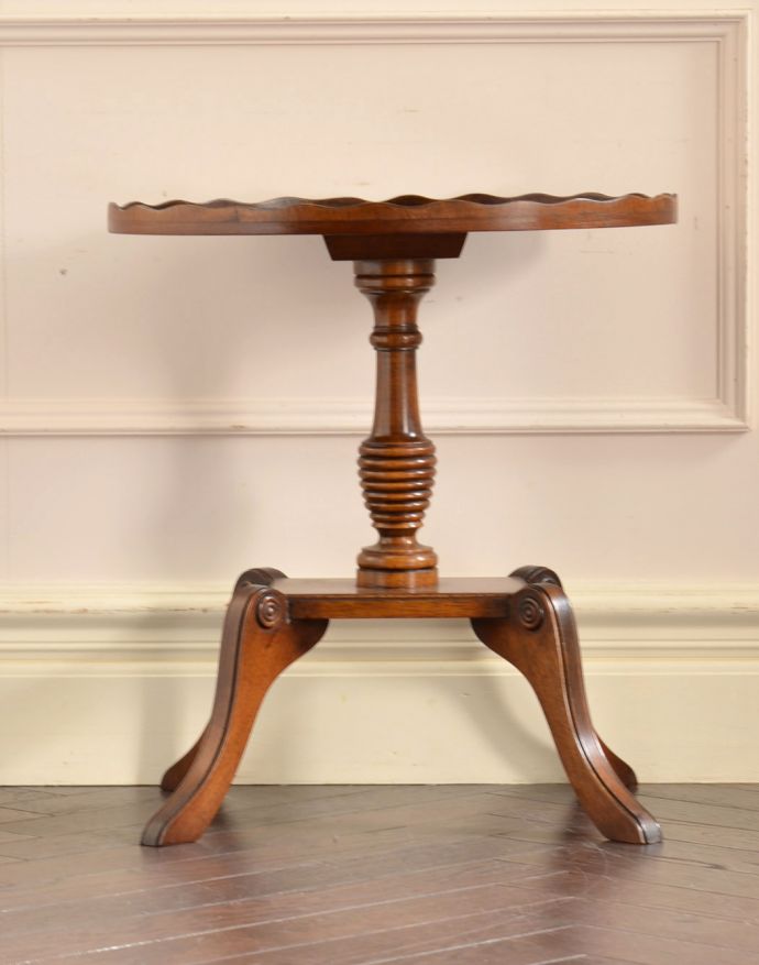 ロイドテーブル　アンティーク家具　英国のアンティーク家具、4本脚のティーテーブル（オケージョナルテーブル）。高級感のある彫りのデザインと脚先の優雅なカーブが自慢のテーブルです。(k-1394-f)