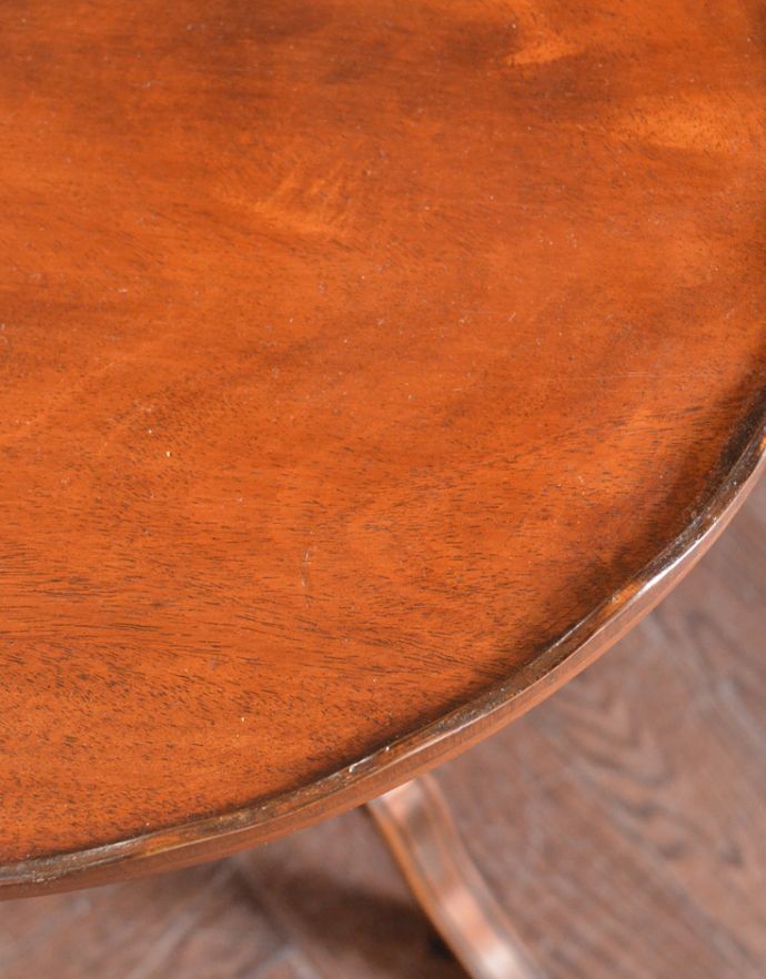 ロイドテーブル　アンティーク家具　英国のアンティーク家具、4本脚のティーテーブル（オケージョナルテーブル）。角が丸くなっているので、小さなお子さまがいるお家でも安心してお使い頂けます。(k-1394-f)