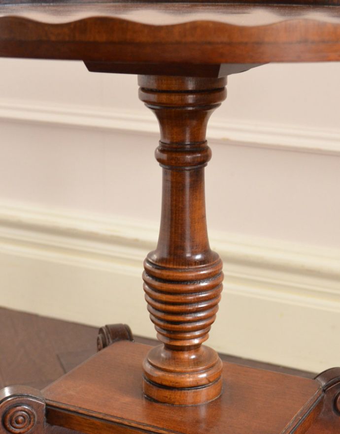 ロイドテーブル　アンティーク家具　英国のアンティーク家具、4本脚のティーテーブル（オケージョナルテーブル）。１つ１つキレイな装飾には、思わずうっとりしてしまいます。(k-1394-f)