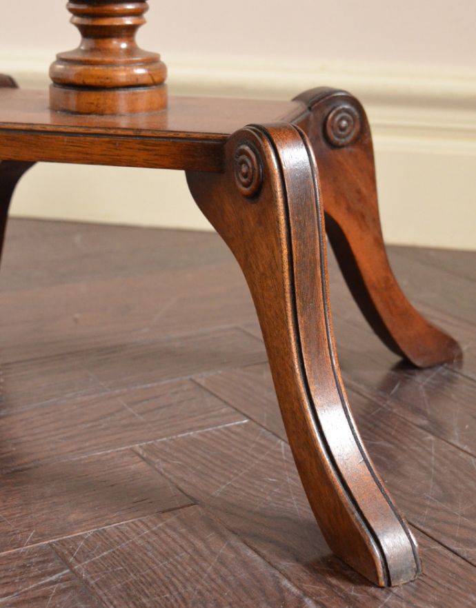 ロイドテーブル　アンティーク家具　英国のアンティーク家具、4本脚のティーテーブル（オケージョナルテーブル）。脚先までこだわっています。(k-1394-f)