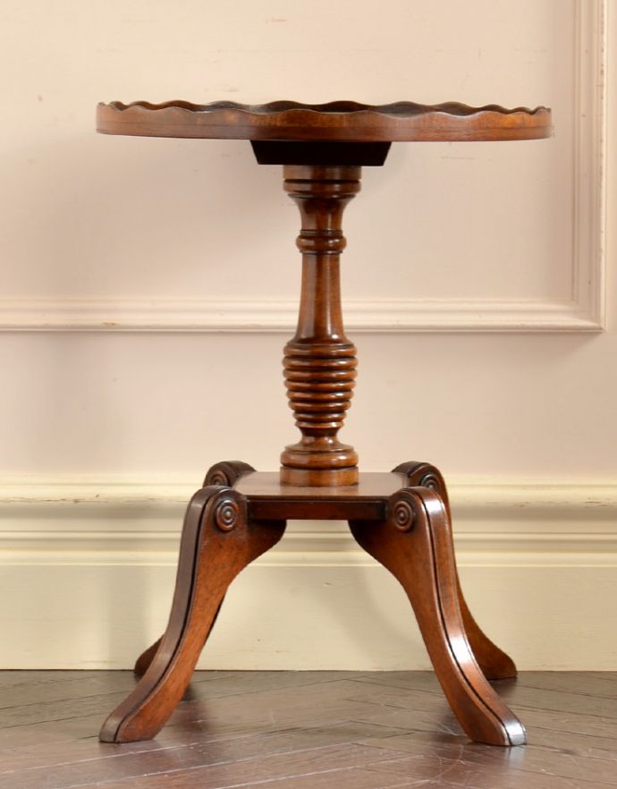 ロイドテーブル　アンティーク家具　英国のアンティーク家具、4本脚のティーテーブル（オケージョナルテーブル）。アンティークは新品ではないので、経年変化によるキズはありますが、専門の職人によって目立たないようにキレイにお直しをしています。(k-1394-f)