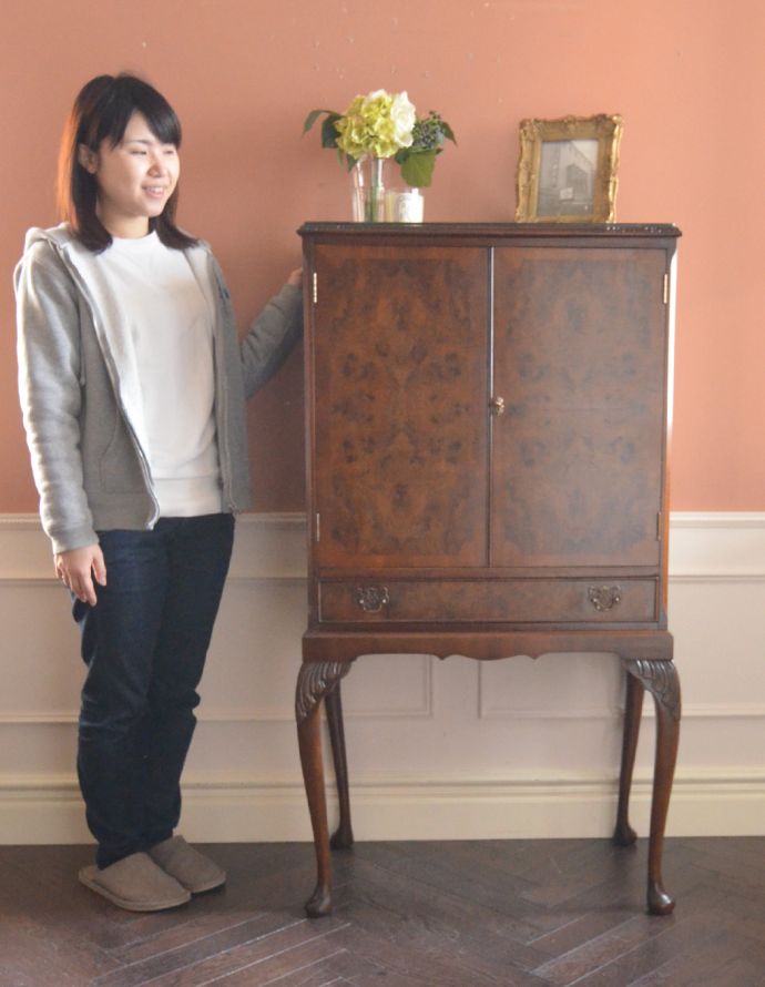 アンティークのキャビネット　アンティーク家具　木目の美しさが魅力のアンティーク家具、華やかなバーキャビネット（カクテルキャビネット）。お気に入りの雑貨や食器を並べてみましょう。(k-1395-f)