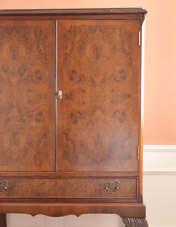 アンティークのキャビネット　アンティーク家具　木目の美しさが魅力のアンティーク家具、華やかなバーキャビネット（カクテルキャビネット）。カクテルキャビネットってとっても贅沢な家具だと思いませんか？きっと裕福なお家だけにある特別な家具なんだろうな・・・と惚れぼれしてしまいます。(k-1395-f)