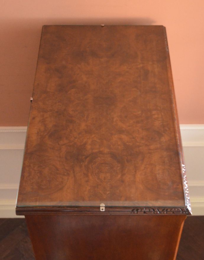 アンティークのキャビネット　アンティーク家具　木目の美しさが魅力のアンティーク家具、華やかなバーキャビネット（カクテルキャビネット）。天板もキレイな状態で仕上げてあります。(k-1395-f)