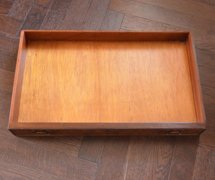 アンティークのキャビネット　アンティーク家具　木目の美しさが魅力のアンティーク家具、華やかなバーキャビネット（カクテルキャビネット）。引き出しは１杯。(k-1395-f)