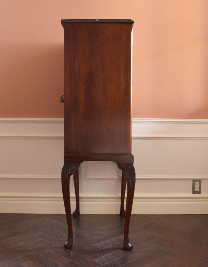 アンティークのキャビネット　アンティーク家具　木目の美しさが魅力のアンティーク家具、華やかなバーキャビネット（カクテルキャビネット）。どこから見てもステキ。(k-1395-f)