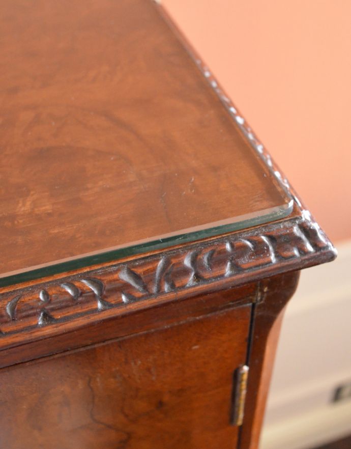 アンティークのキャビネット　アンティーク家具　木目の美しさが魅力のアンティーク家具、華やかなバーキャビネット（カクテルキャビネット）。天板の縁にも繊細な彫があります。(k-1395-f)