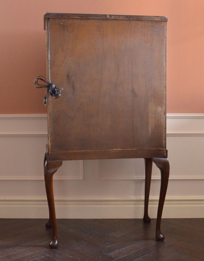 アンティークのキャビネット　アンティーク家具　木目の美しさが魅力のアンティーク家具、華やかなバーキャビネット（カクテルキャビネット）。きちんとメンテナンスしてあるので、裏側もキレイです。(k-1395-f)