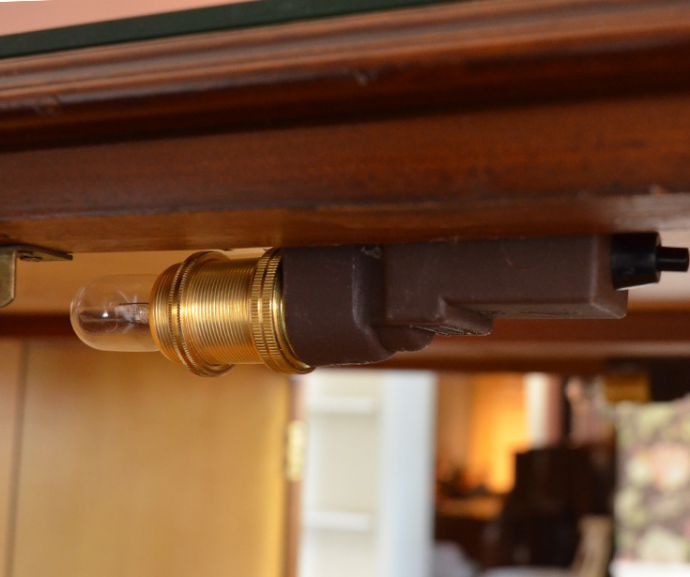 アンティークのキャビネット　アンティーク家具　木目の美しさが魅力のアンティーク家具、華やかなバーキャビネット（カクテルキャビネット）。オーバーホール済みなので安心してお使い頂けます。(k-1395-f)