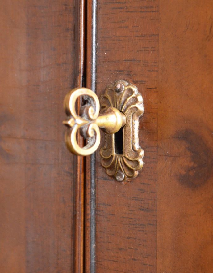 アンティークのキャビネット　アンティーク家具　木目の美しさが魅力のアンティーク家具、華やかなバーキャビネット（カクテルキャビネット）。扉の取っ手です。(k-1395-f)
