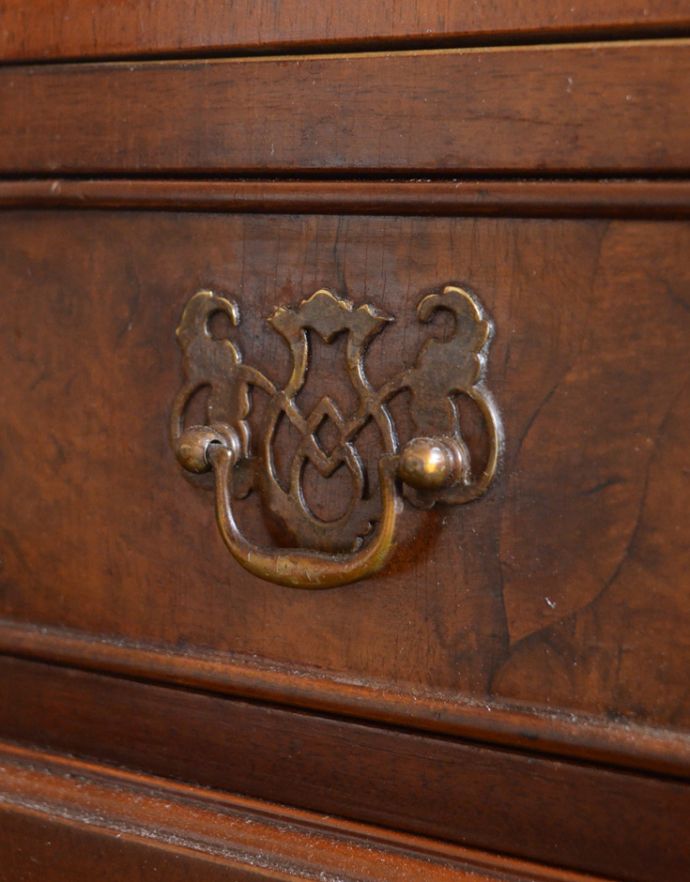 アンティークのキャビネット　アンティーク家具　木目の美しさが魅力のアンティーク家具、華やかなバーキャビネット（カクテルキャビネット）。引き出しの取っ手は、ハンドルタイプで握りやすいです。(k-1395-f)