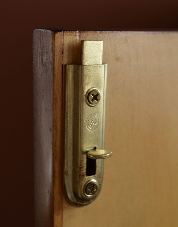 アンティークのキャビネット　アンティーク家具　木目の美しさが魅力のアンティーク家具、華やかなバーキャビネット（カクテルキャビネット）。扉を留めるためのストッパーも当時のものです。(k-1395-f)