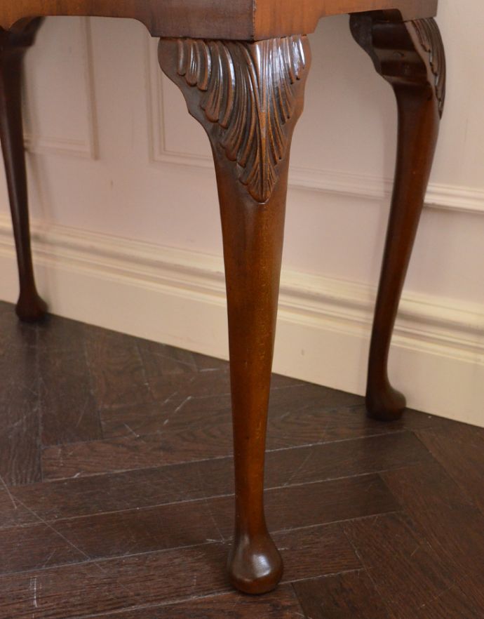 アンティークのキャビネット　アンティーク家具　木目の美しさが魅力のアンティーク家具、華やかなバーキャビネット（カクテルキャビネット）。脚にもキレイな装飾があります。(k-1395-f)