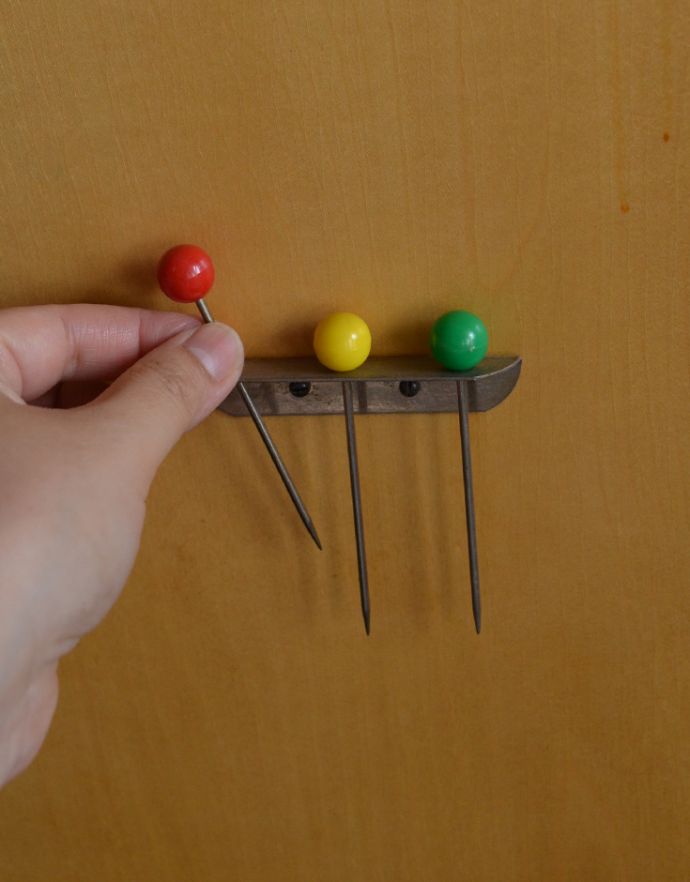 アンティークのキャビネット　アンティーク家具　木目の美しさが魅力のアンティーク家具、華やかなバーキャビネット（カクテルキャビネット）。扉の内側には、このようにピックが３本付いています。(k-1395-f)