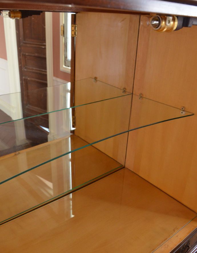 アンティークのキャビネット　アンティーク家具　木目の美しさが魅力のアンティーク家具、華やかなバーキャビネット（カクテルキャビネット）。ダブルドアなので、出し入れもしやすいですよ。(k-1395-f)