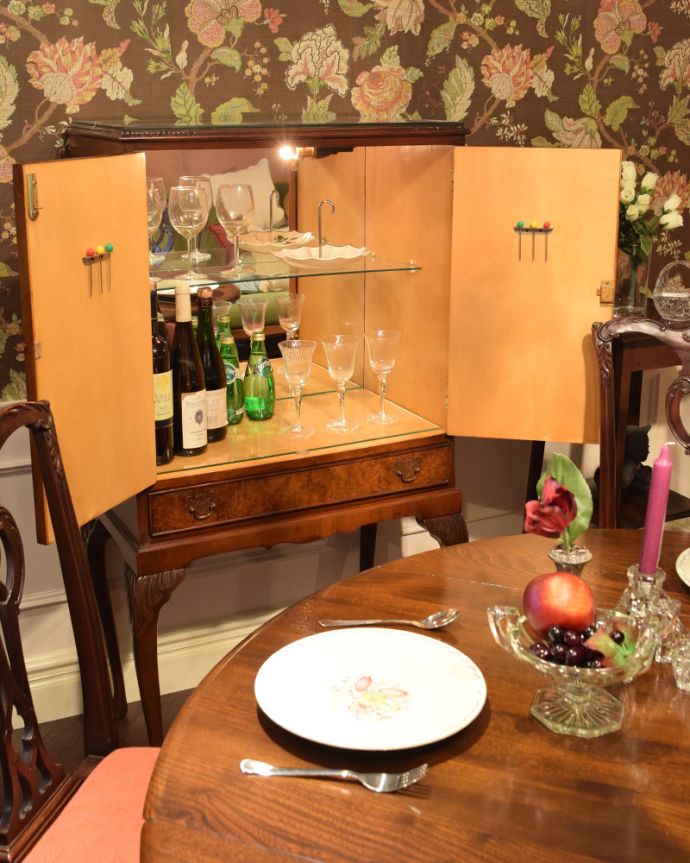 アンティークのキャビネット　アンティーク家具　木目の美しさが魅力のアンティーク家具、華やかなバーキャビネット（カクテルキャビネット）。なんと扉の奥にミラーが入っているんです！奥行が広く見えて、さらに、中に並べたものも美しく見せてくれます。(k-1395-f)