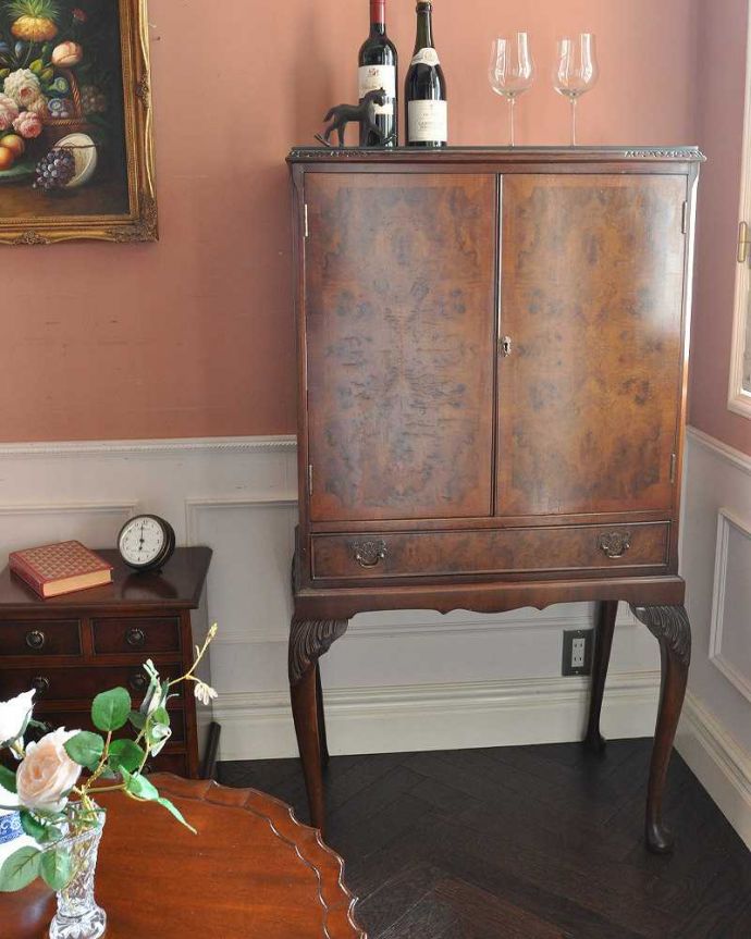 アンティークのキャビネット　アンティーク家具　木目の美しさが魅力のアンティーク家具、華やかなバーキャビネット（カクテルキャビネット）。脚が長くてスッキリと美しい収納です。(k-1395-f)