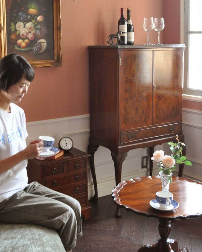 アンティークのキャビネット　アンティーク家具　木目の美しさが魅力のアンティーク家具、華やかなバーキャビネット（カクテルキャビネット）。とっても優雅な雰囲気にうっとりしてしまいます。(k-1395-f)