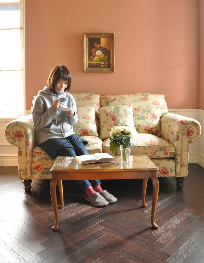 アンティークのテーブル　アンティーク家具　英国の上品なアンティーク家具、エレガントなコーヒーテーブル。どこでも置けるちょうどいいサイズのテーブル。(k-1396-f)