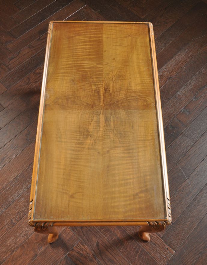 アンティークのテーブル　アンティーク家具　英国の上品なアンティーク家具、エレガントなコーヒーテーブル。落ち着きのある茶色です。(k-1396-f)