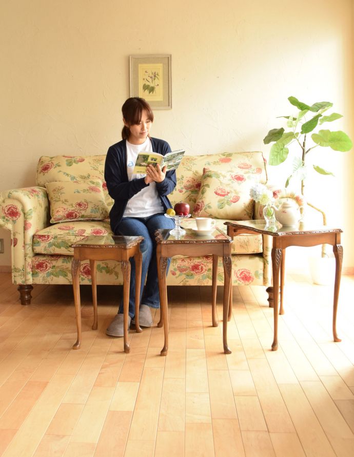 ロイドテーブル　アンティーク家具　ウォルナット材のアンティーク家具、ガラス天板のネストテーブル。キレイに見えるように計算されて作られています。(k-1397-f)