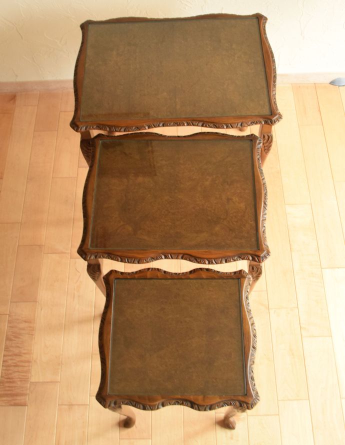 ロイドテーブル　アンティーク家具　ウォルナット材のアンティーク家具、ガラス天板のネストテーブル。天板もピカピカにお直ししました。(k-1397-f)