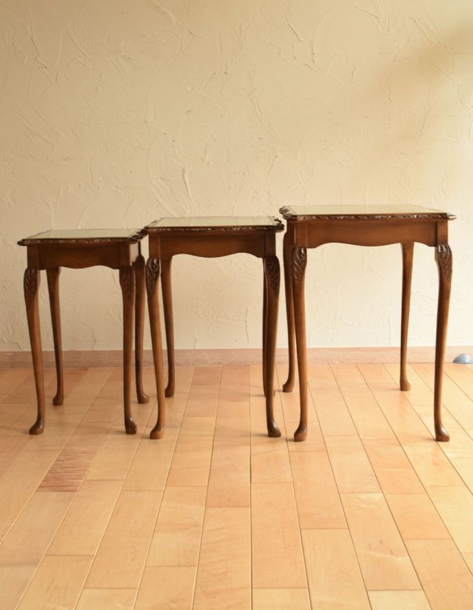 ロイドテーブル　アンティーク家具　ウォルナット材のアンティーク家具、ガラス天板のネストテーブル。大・中・小サイズのテーブルがセットでお届けします。(k-1397-f)