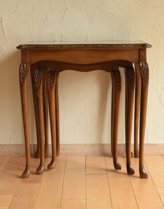 ロイドテーブル　アンティーク家具　ウォルナット材のアンティーク家具、ガラス天板のネストテーブル。アンティークは新品ではないので、経年変化によるキズはありますが、専門の職人によって目立たないようにキレイにお直しをしています。(k-1397-f)