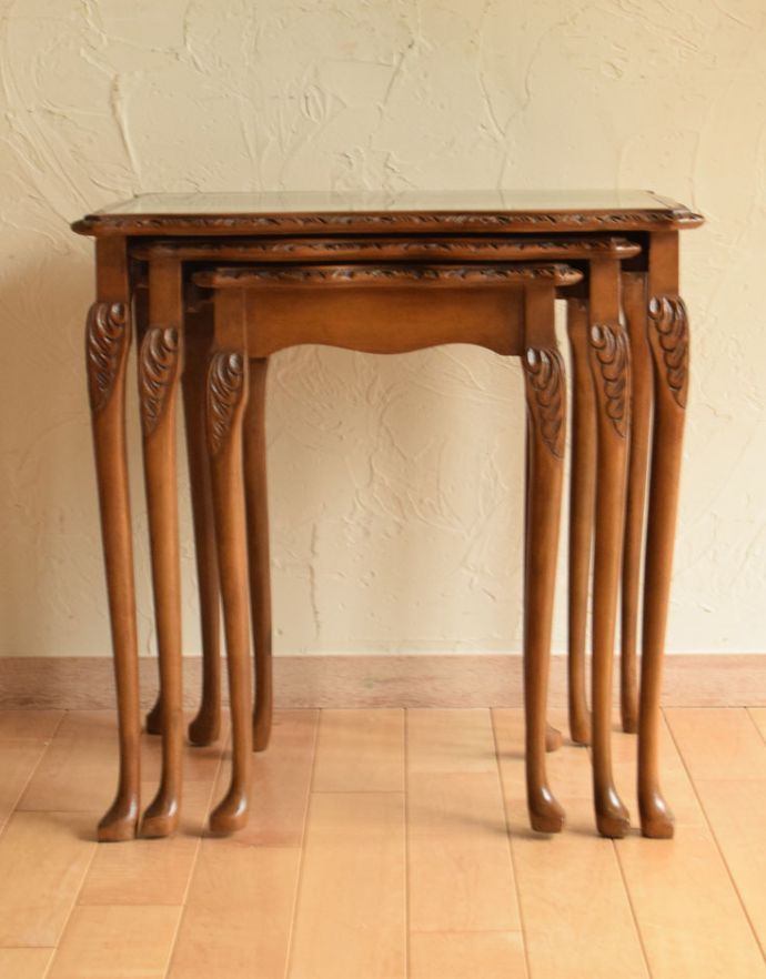 ロイドテーブル　アンティーク家具　ウォルナット材のアンティーク家具、ガラス天板のネストテーブル。正面から見てもピタッと収まっています。(k-1397-f)