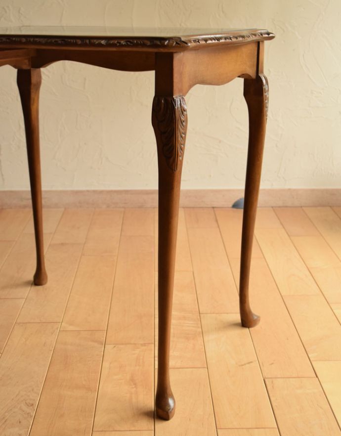 ロイドテーブル　アンティーク家具　ウォルナット材のアンティーク家具、ガラス天板のネストテーブル。キチンとお直ししてありますので、安定感のある脚です。(k-1397-f)