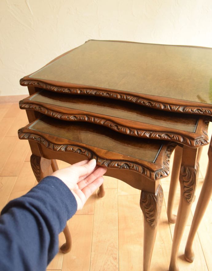 ロイドテーブル　アンティーク家具　ウォルナット材のアンティーク家具、ガラス天板のネストテーブル。角もキレイな状態です。(k-1397-f)