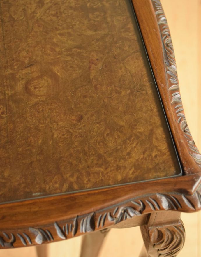 ロイドテーブル　アンティーク家具　ウォルナット材のアンティーク家具、ガラス天板のネストテーブル。ガラスが入っているので、水拭きでお掃除しやすいです。(k-1397-f)