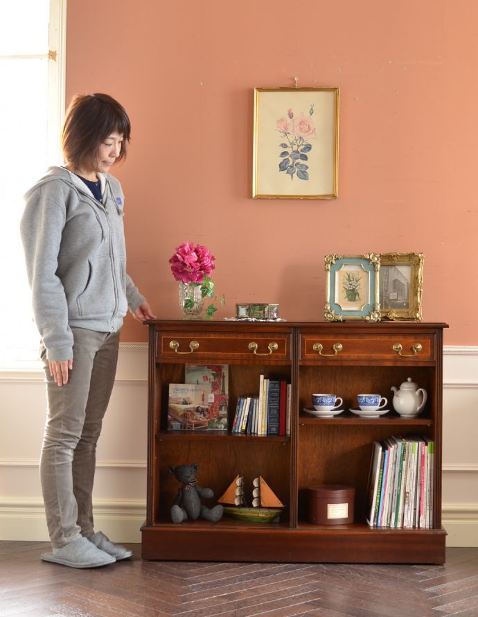 アンティークのキャビネット　アンティーク家具　ハイセンスなアンティークの収納家具、美しいブックシェルフ（本棚）。本棚としてはもちろん、グラスや食器を並べて飾り棚としても素敵ですよ。(k-1399-f)