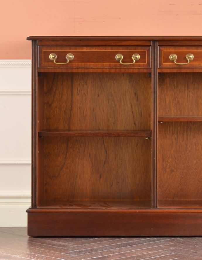 アンティークのキャビネット　アンティーク家具　ハイセンスなアンティークの収納家具、美しいブックシェルフ（本棚）。落ち着いたマホガニーの色合いが、ディスプレイをより素敵に見せてくれます。(k-1399-f)