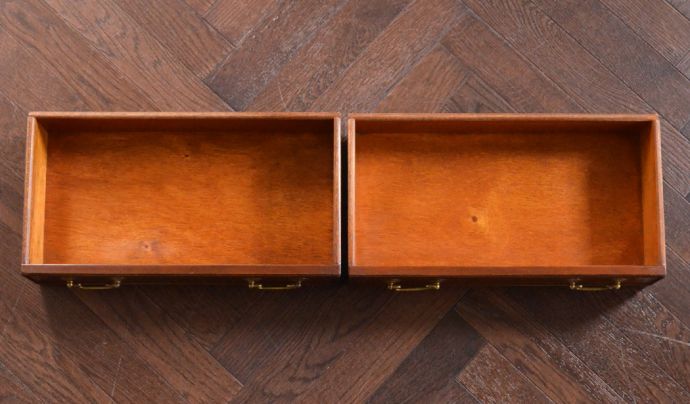 アンティークのキャビネット　アンティーク家具　ハイセンスなアンティークの収納家具、美しいブックシェルフ（本棚）。引き出しは２杯付いています。(k-1399-f)