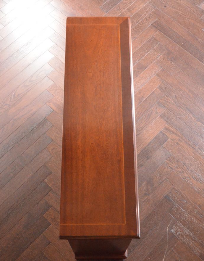 アンティークのキャビネット　アンティーク家具　ハイセンスなアンティークの収納家具、美しいブックシェルフ（本棚）。天板もキレイな状態で仕上げてあります。(k-1399-f)