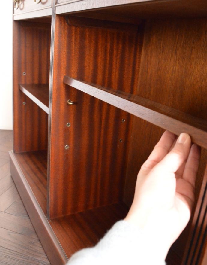 アンティークのキャビネット　アンティーク家具　ハイセンスなアンティークの収納家具、美しいブックシェルフ（本棚）。棚板は取り外すことも可能です。(k-1399-f)