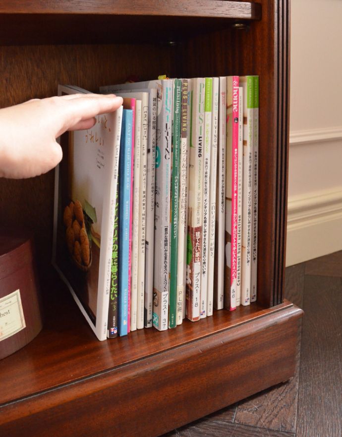 アンティークのキャビネット　アンティーク家具　ハイセンスなアンティークの収納家具、美しいブックシェルフ（本棚）。雑誌のような大きめの書籍もこのようにキチンと収まります。(k-1399-f)