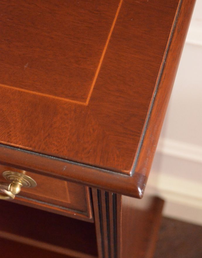 アンティークのキャビネット　アンティーク家具　ハイセンスなアンティークの収納家具、美しいブックシェルフ（本棚）。天板には象嵌がデザインされているので、高級感溢れます。(k-1399-f)