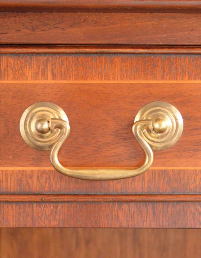 アンティークのキャビネット　アンティーク家具　ハイセンスなアンティークの収納家具、美しいブックシェルフ（本棚）。取っ手の形もアンティークらしく、とっても凝っています。(k-1399-f)