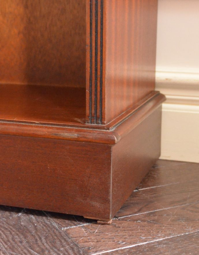 アンティークのキャビネット　アンティーク家具　ハイセンスなアンティークの収納家具、美しいブックシェルフ（本棚）。安定感のある脚がしっかり支えます。(k-1399-f)