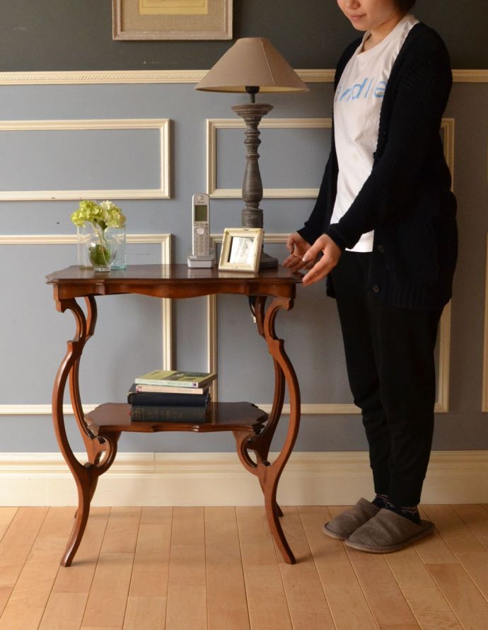 ロイドテーブル　アンティーク家具　アンティークの高級感のある英国家具、可憐なデザインのオケージョナルテーブル。そっと壁に付けて置くだけで、オシャレな雰囲気に。(k-1400-f)