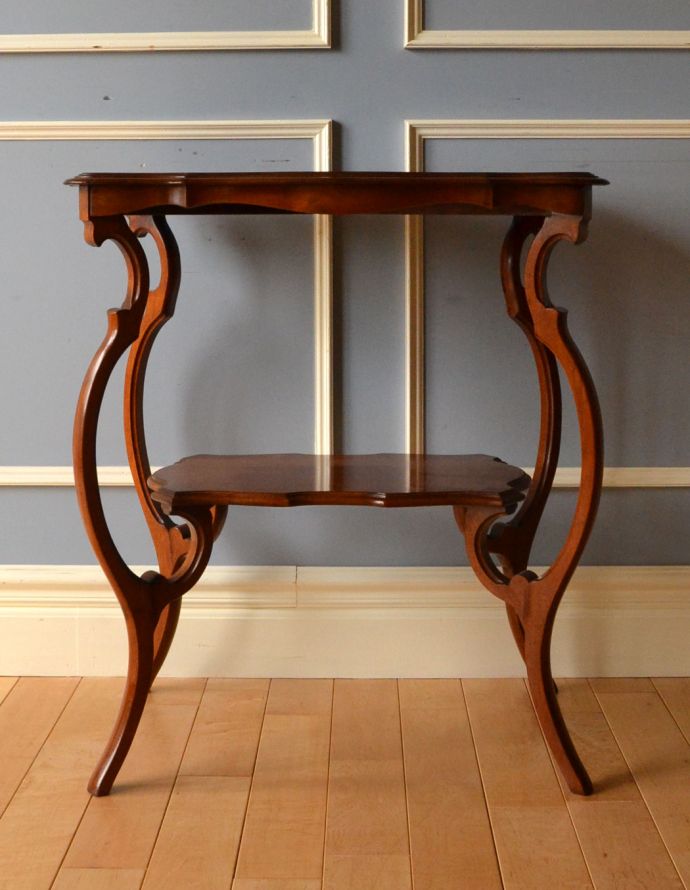 ロイドテーブル　アンティーク家具　アンティークの高級感のある英国家具、可憐なデザインのオケージョナルテーブル。細くて繊細なラインが美しい脚。(k-1400-f)